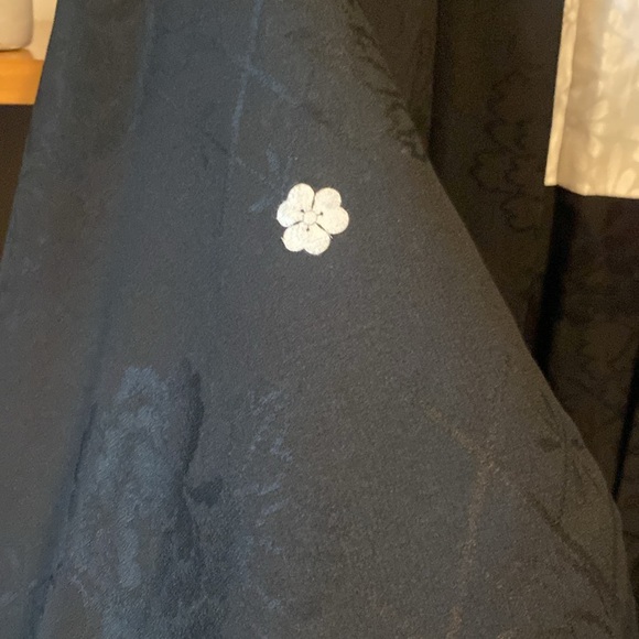 Vintage black silk kimino - fits small or medium.Like new. - Picture 4 of 9